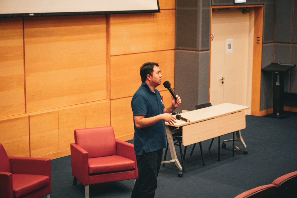 The speaker captivated the audience with his unconventional and inspiring story of education and career growth.